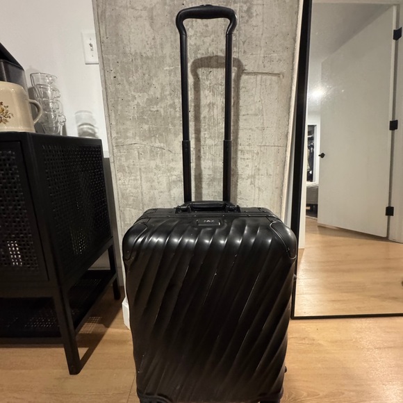 Black Hard Shell Suitcase - Picture 2 of 12